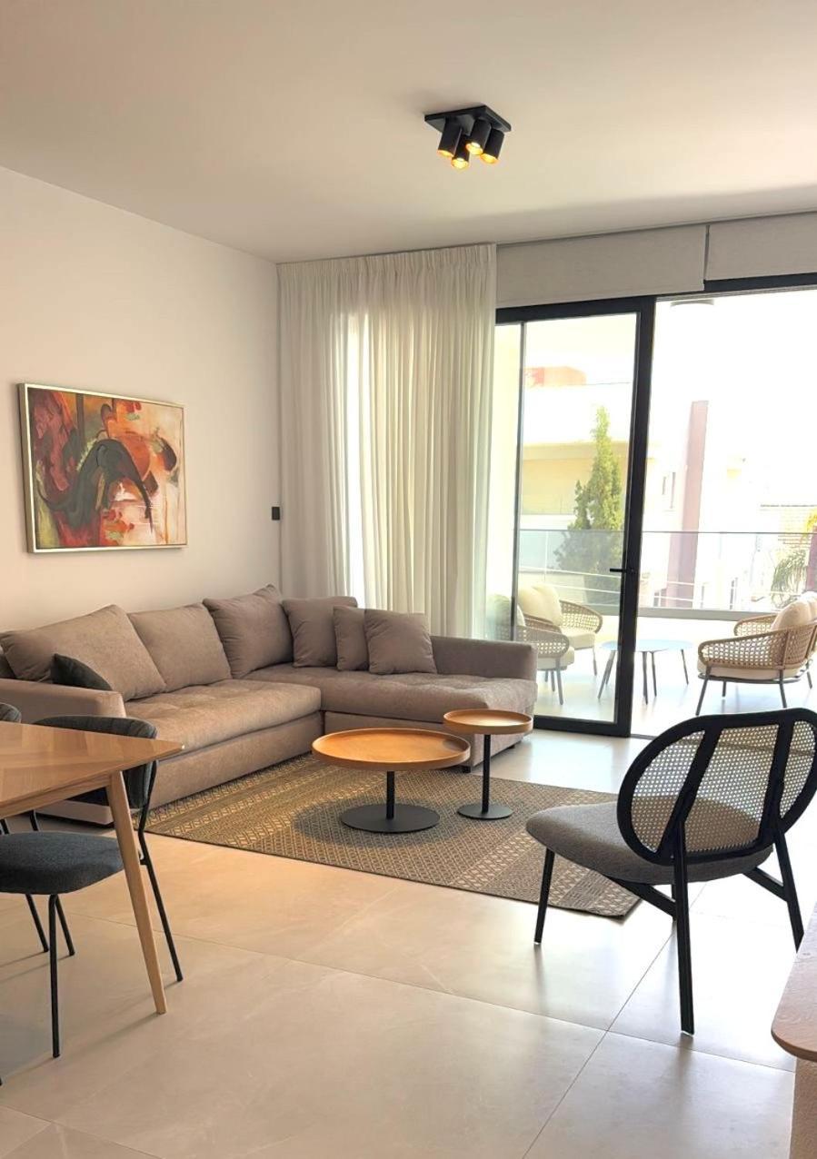 201 Lux Tower206 Apartment *